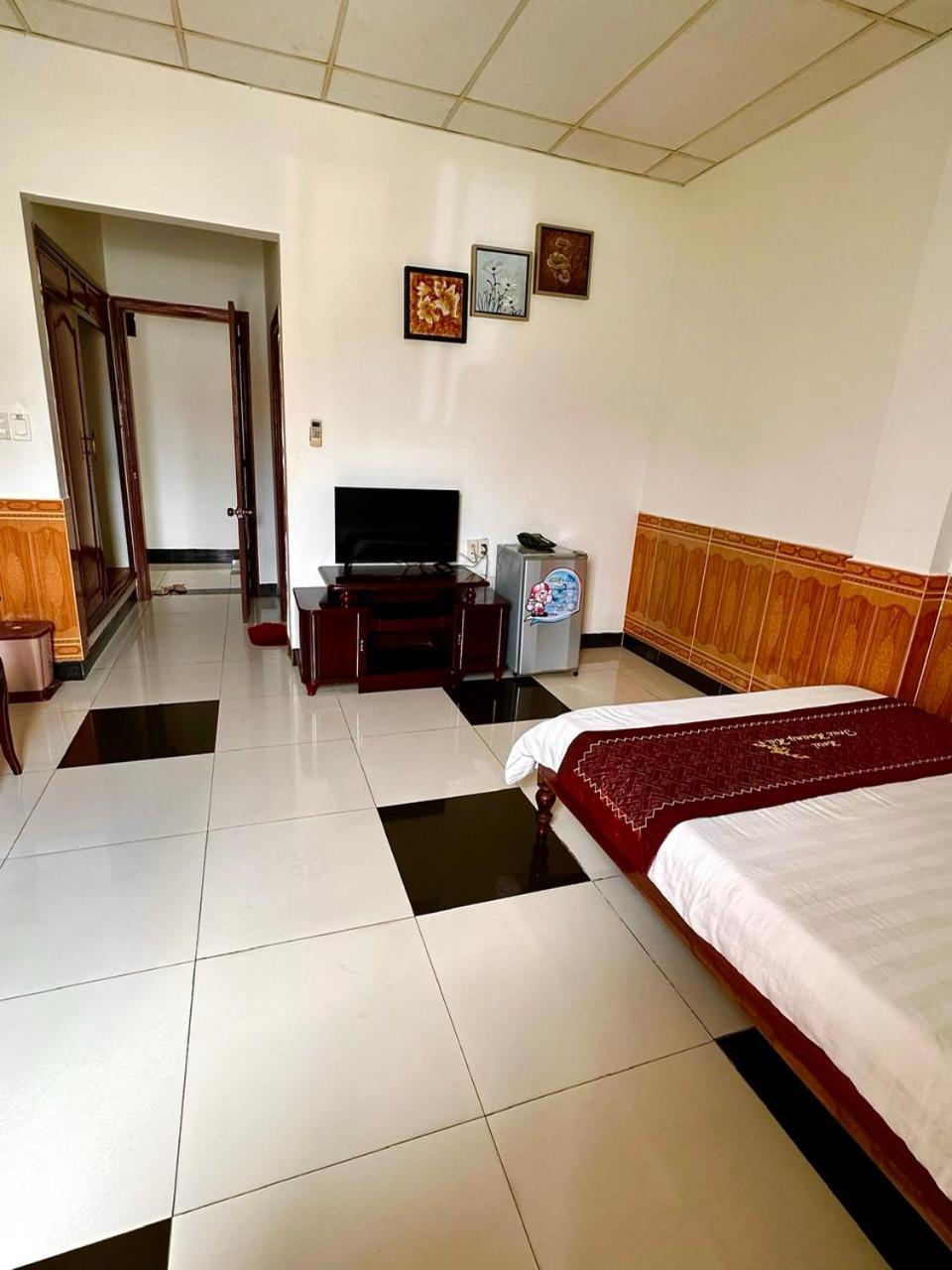 Truc Hoang Ha Hotel 崑嵩市 外观 照片