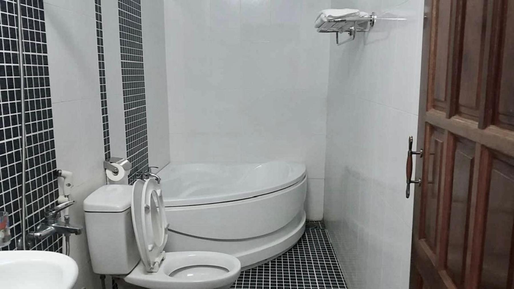 Truc Hoang Ha Hotel 崑嵩市 外观 照片
